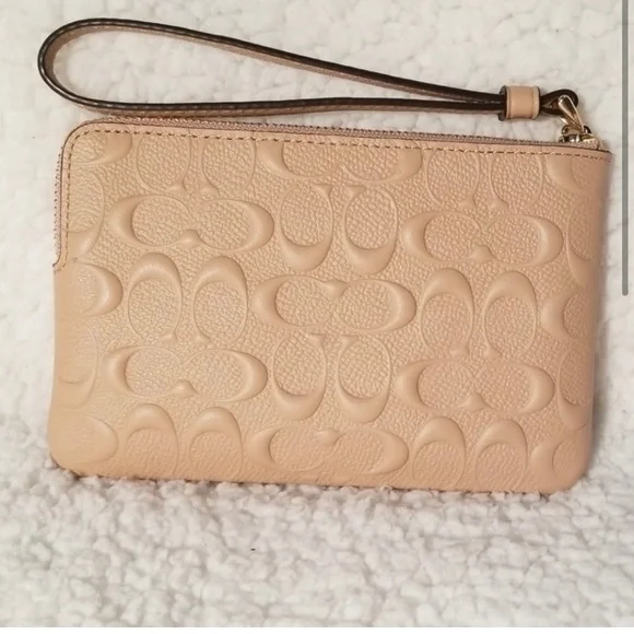 Coach wristlet new with tags - Picture 2 of 3